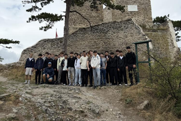 Gruppenfoto vor der Burg Mödling