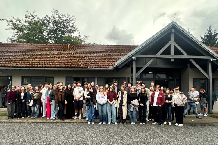 Klassenfoto vor dem Betrieb