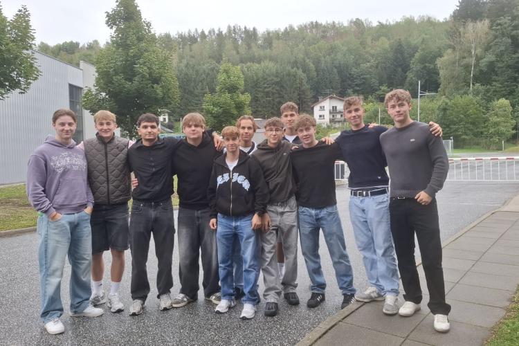 Schüler der 4. Klasse Holztechnik bei der Firma LIST 