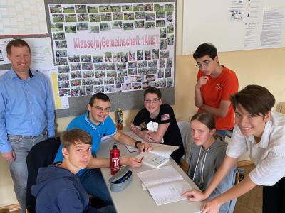 Gruppe von Erstklässlern mit 2 Tutoren und Prof. Weber
