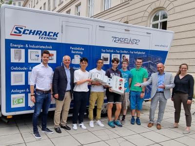 Schüler der Abteilung Elektrotechnik und Vertreter der Firma Schrack Technik vor dem Schrack Tradeliner