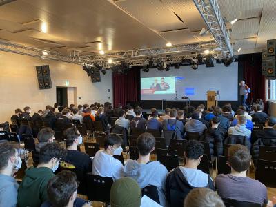 Schülerinnen und Schüler beim Online Recruting Tag der Abteilung Elektrotechnik