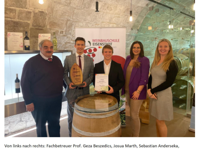 Glückliche Gewinner mit stolzen Lehrkräften