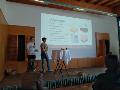 Schüler:innen der 4B Holztechnik auf der Bühne