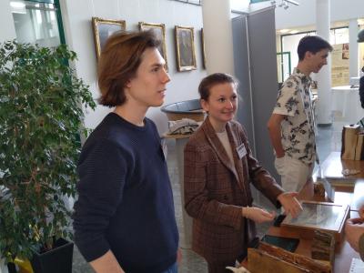 Schüler:innen der 4B Holztechnik präsentieren ein Rätsel