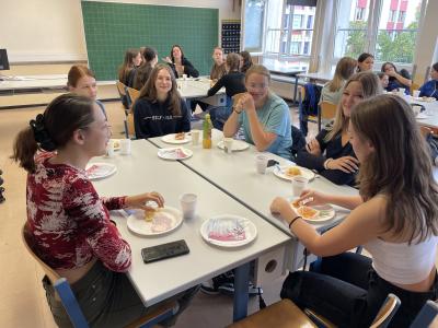 Die Mädchen der Abteilung Wirtschaftsingenieure beim Frühstück.