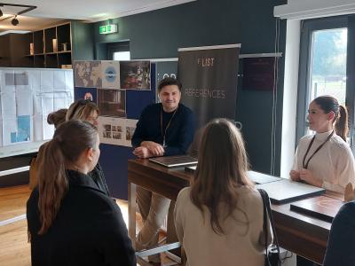 Schüler*innen beim Besuch der Fa. F/LIST
