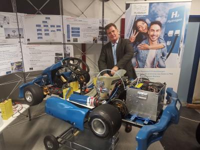 Prof Sikora mit Wasserstoff betriebenem Kart