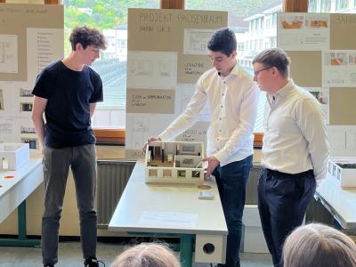 Die Sieger des Projekts bei ihrer Präsentation