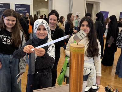 Schülerinnen bei einem Experiment 