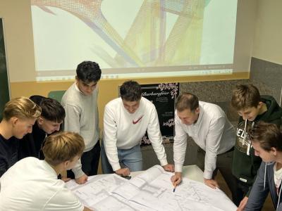 Schüler beim Planlesen