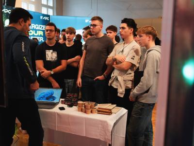 Schüler beim APG Infotag