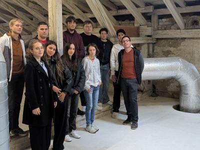 Schülergruppe vor Dachstuhl