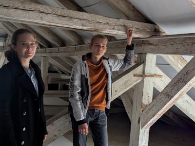 Schüler unter dem Dachstuhl