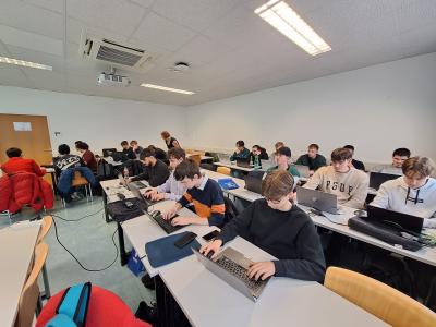 Schüler arbeiten am Laptop
