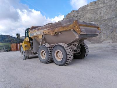 Tieflader im Steinbruch