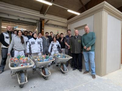 Schüler bei der Spendenübergabe
