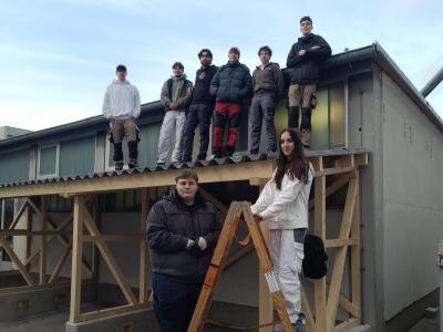 Schüler vor Vordach