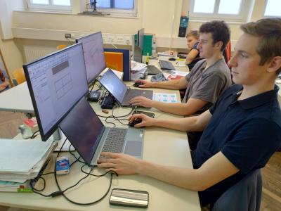 Schüler arbeiten am PC