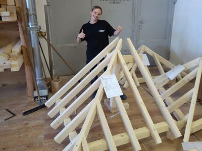 Schülerin mit Werkstück