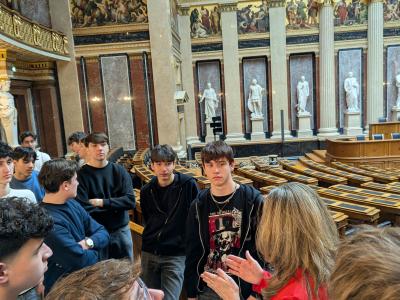Schülergruppe in Parlament