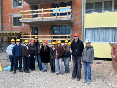 Schülergruppe vor der Baustelle