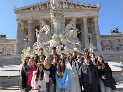 Schüler*innen vor dem Parlament
