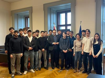 Gruppenfoto im Parlament mit Abgeordneten