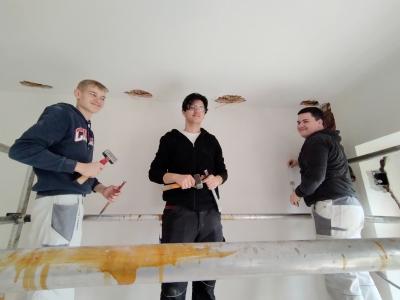 Schüler arbeiten auf Gerüst