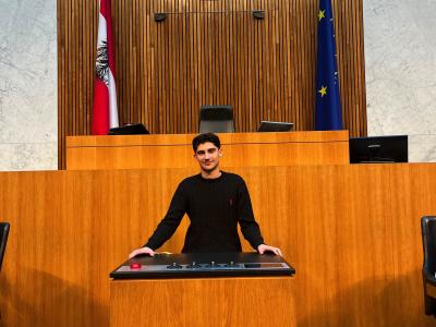 Schüler am Rednerpult im Hohen Haus