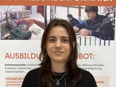 Die Referentin Nicole Schiessler in der NMS Alland