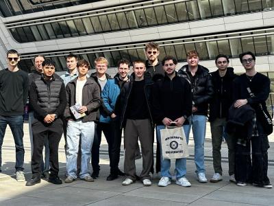 Schülergruppe vor der WU Wien