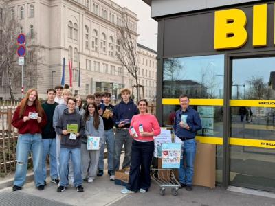 Direktorin Ing. Mag. Katharina Übl-Zelenka mit 1 AHWIE mit Prof. Reinhard Weber