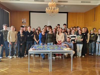 Schüler*innen beim Weltklimaspiel