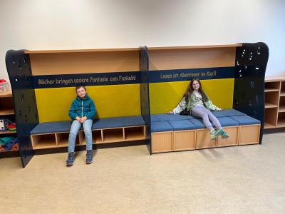 Schüler:innen in der Leseecke