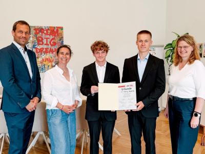 Die Schüler der Abteilung Holztechnik präsentieren ihre Urkunde