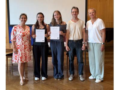 Nicole Schiessler und Theresa Hohenecker werden geehrt