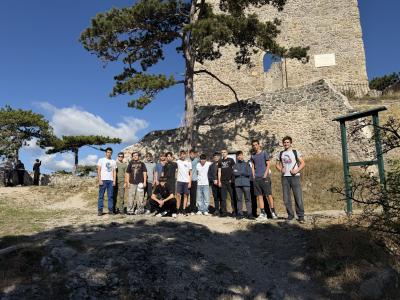 Gruppenfoto vor der Burg Mödling