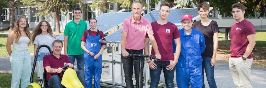 Gruppe von SchülerInnen und Lehrern